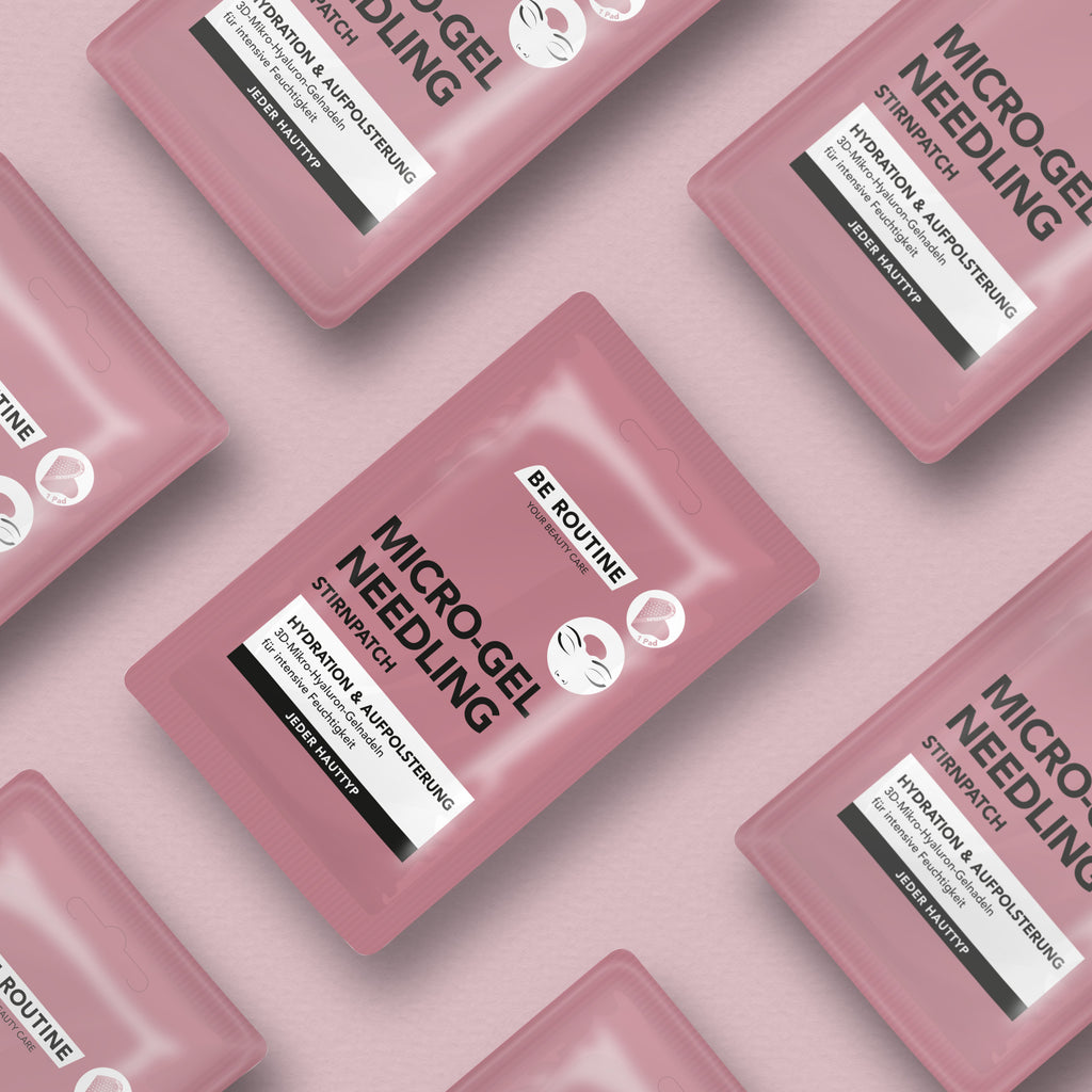 Mehrere Verpackungen der Micro-Gel Needling Stirnpatches von be routine nebeneinander auf hellem Hintergrund. 