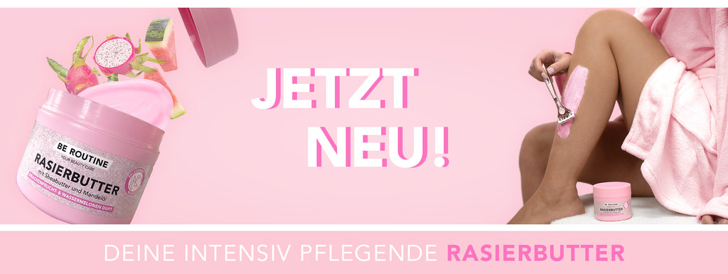 Links im Bild eine geöffnete Produktdose mit cremiger Rasierbutter und frischen Wassermelonen- und Radieschenstücken. Rechts rasiert eine Person mit aufgetragener Rasierbutter ihr Bein, bekleidet mit einem rosa Bademantel. Im Hintergrund dominiert die Farbe Rosa. Schriftzug 'Jetzt neu!' und Hinweis auf die intensiv pflegende Wirkung der Rasierbutter.